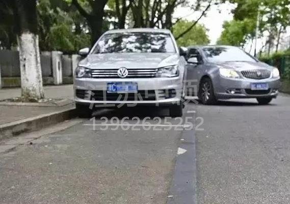 車停在車位也被貼處罰單子？交通警察：這三種停車方式也算違規(guī)！