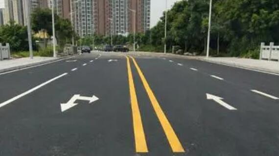 道路交通標(biāo)線(xiàn)寬度的具體尺寸是多少厘米？